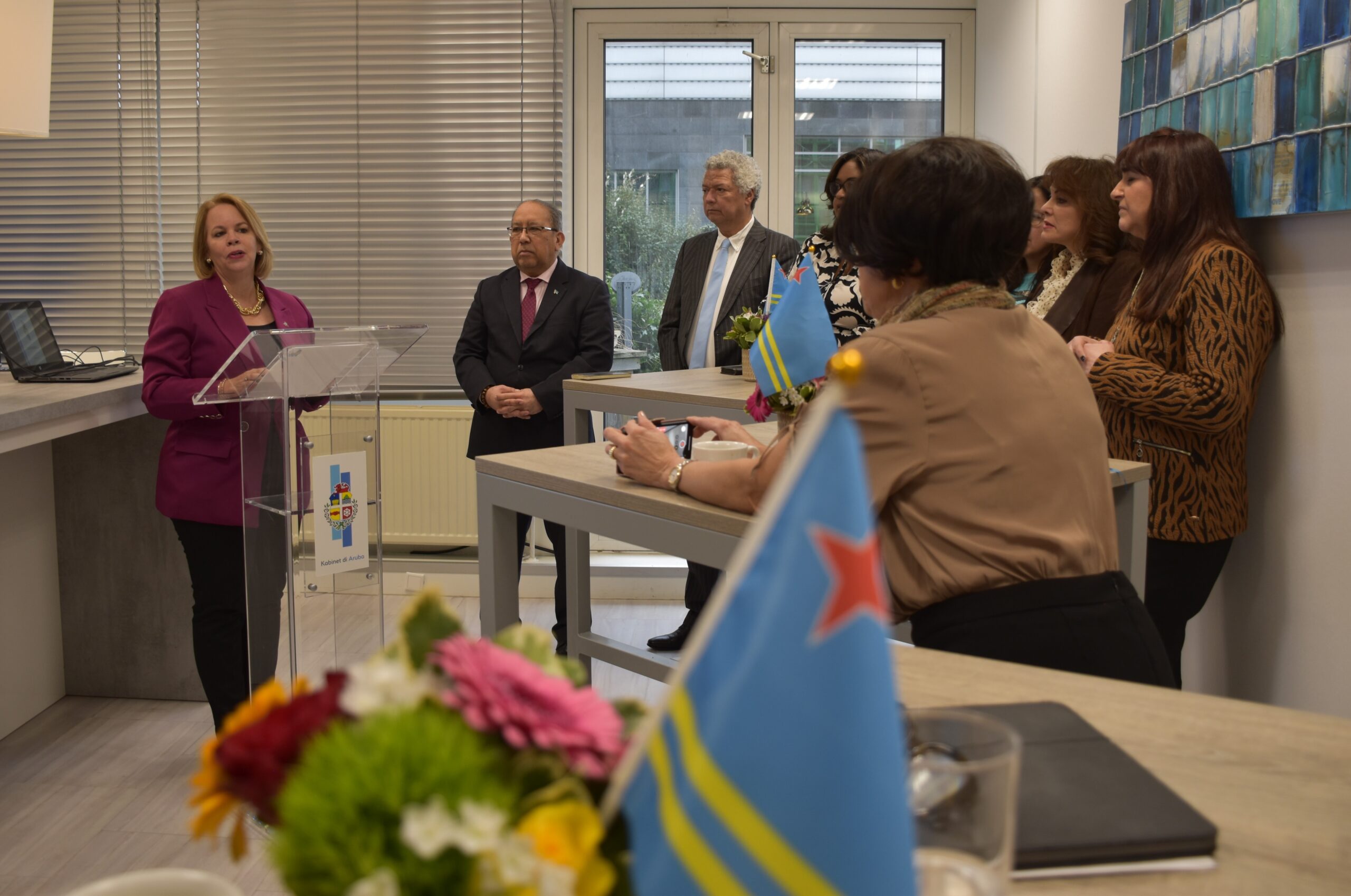 Jaarverslag van Kabinet van Aruba aangeboden aan de Minister-president